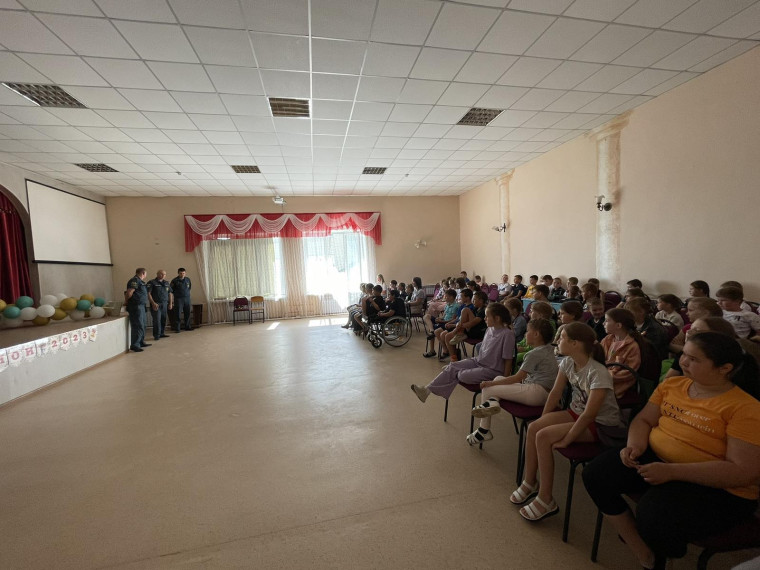 Тема сегодняшнего дня в нашем летнем оздоровительном лагере - "Защита и безопасность".